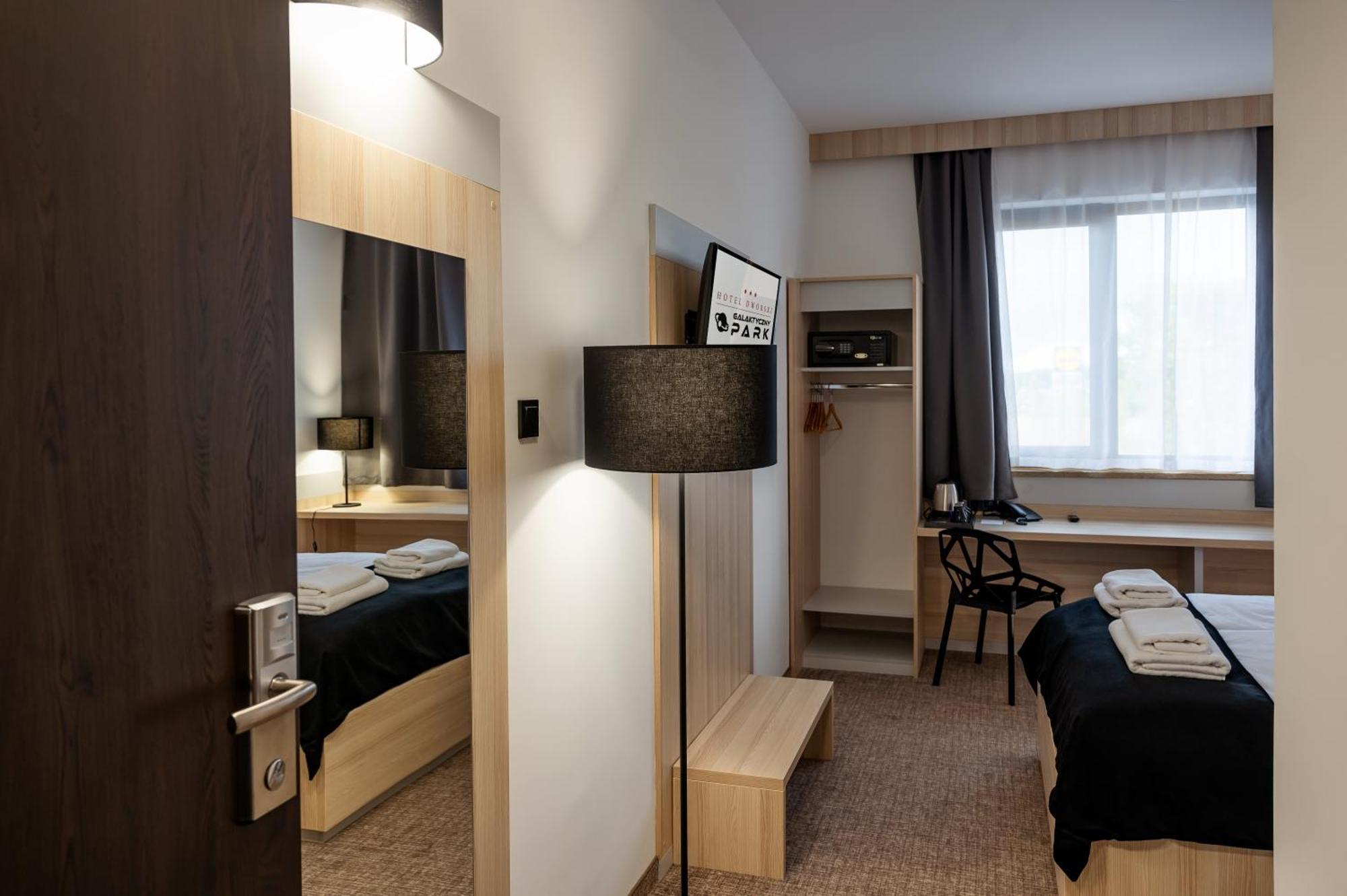 Hotel Dworski Galaktyczny Park Warzymice Kültér fotó