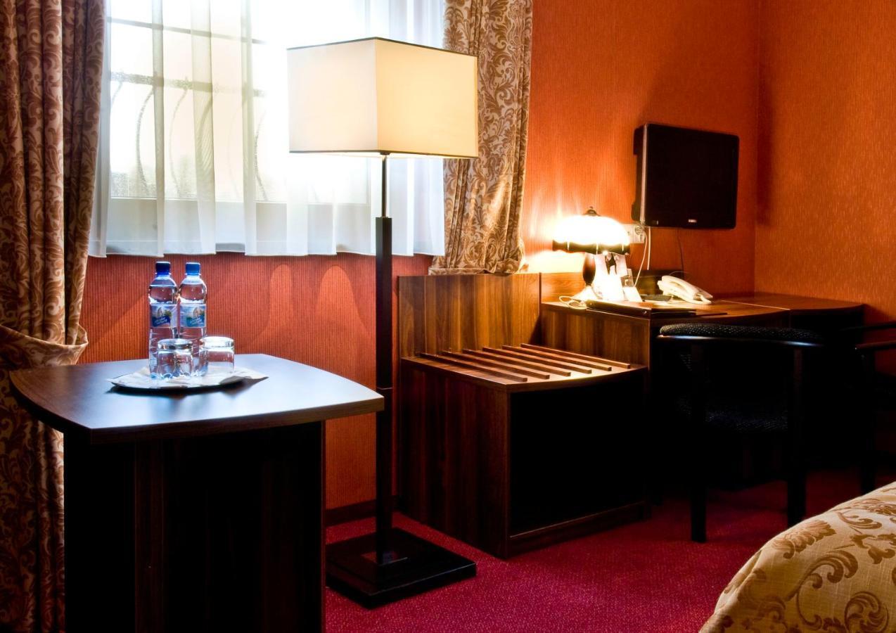Hotel Dworski Galaktyczny Park Warzymice Szoba fotó